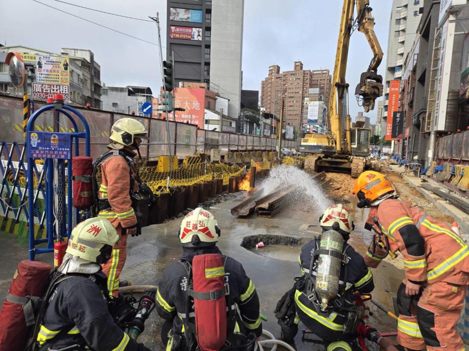 新北市蘆洲區集賢路428號前、捷運環狀線北環段工程28日下午挖破瓦斯管線並冒出火煙，消防局派員撲滅火勢。（翻攝畫面／中央社）