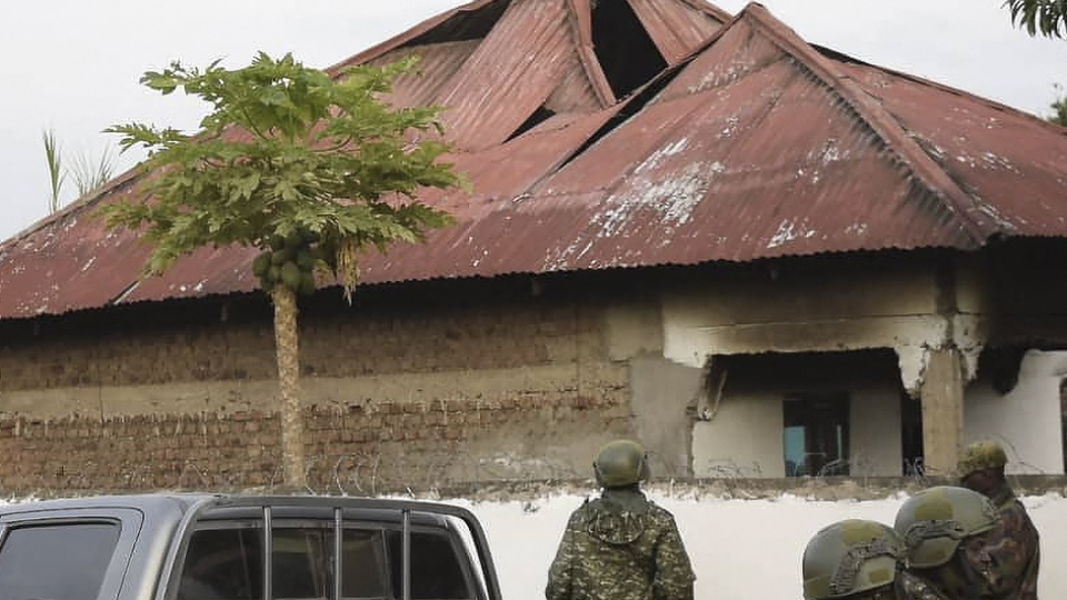 Fuerzas de seguridad de Uganda frente a la escuela