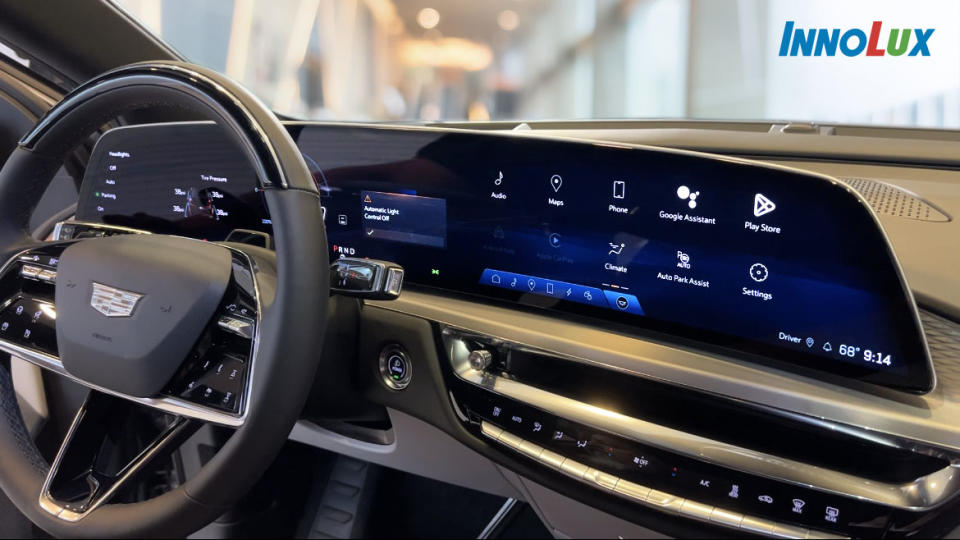 群創推出「智能異型車用顯示器」搭載多項創新顯示技術應用。圖／群創光電提供