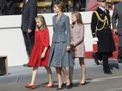 Carolina Herrera está detrás del conjunto rojo que lució Leonor en 2017. Por su parte, Sofía escogió un diseño de la gallega Pili Carrera. Año tras año, el estilo de Leonor y Sofía ha ido evolucionando, dando paso a conjuntos más sobrios que siguen la estela de los <em>outfits </em>de Letizia. (Foto: Fotonoticias / Getty Images)