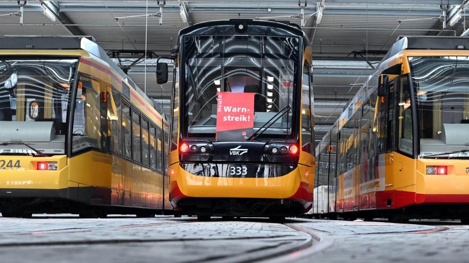 An einer Straßenbahn der Verkehrsbetriebe Karlsruhe hängt ein Plakat mit der Aufschrift Warnstreik. D