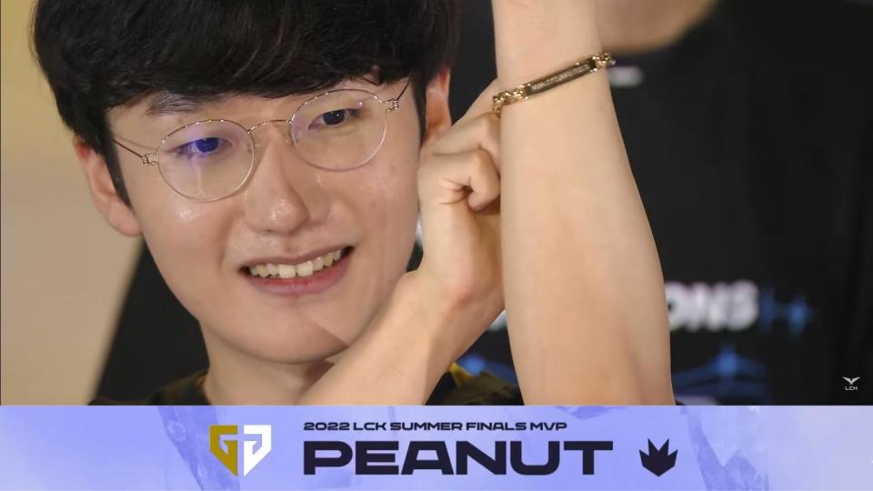 Peanut shows off his bracelet from Tiffany & Co. as MVP of the Finals. (Photo: Riot Games)