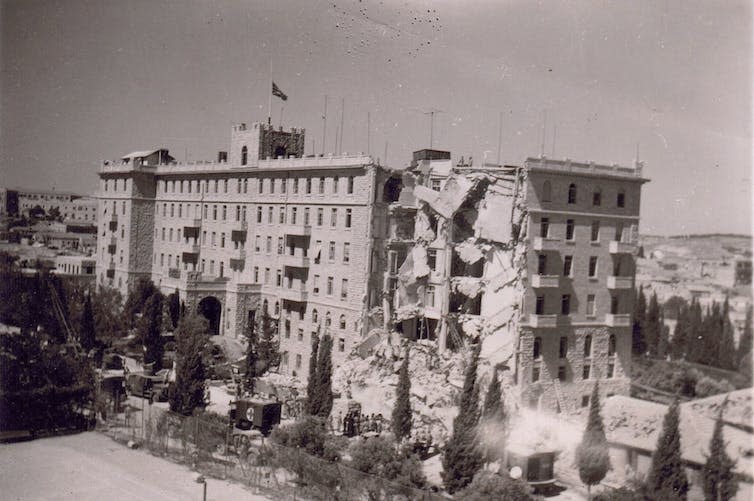 Fotografía en blanco y negro de un gran edificio dañado por una bomba