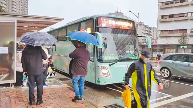 國道客運9026路線因班次不穩，民眾等車時間過長爭議不斷，基隆市長謝國樑及立委蔡適應都希望公路總局能夠加強督促及輔導業者。（張志康攝）