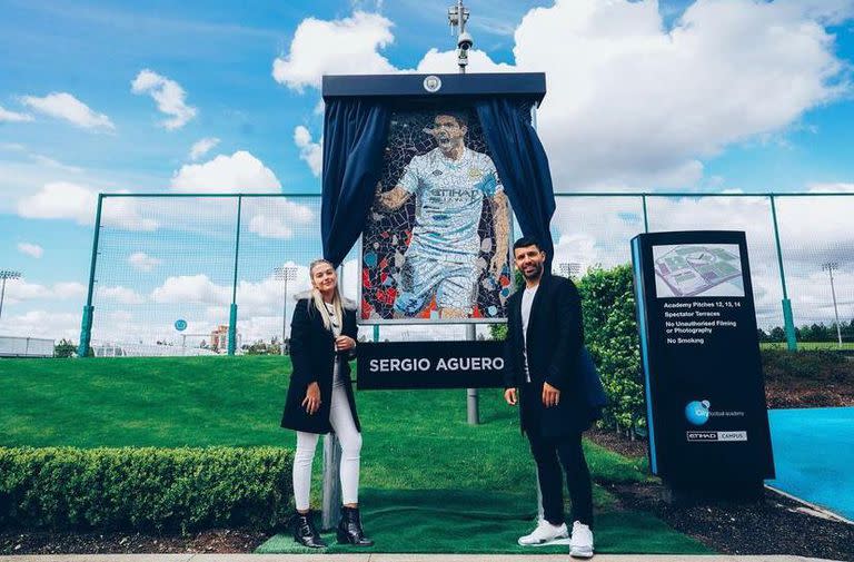 Sofía Calzetti acompañó al Kun en los homenajes