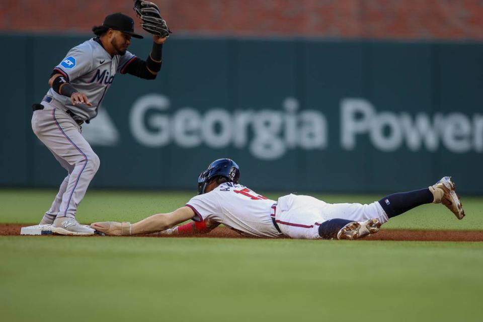 El jardinero de los Bravos Ronald Acuña Jr. se roba la segunda base ante la defensa de Luis Arráez, de los Marlins de Miami, en el primer inning del partido celebrado el 22 de abril de 2024 en Atlanta. Brett Davis-USA TODAY Sports