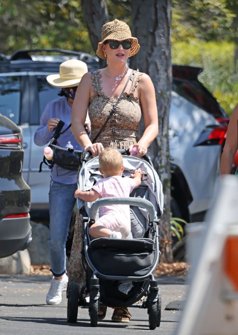 Katy Perry de paseo con su hija, Daisy Dove