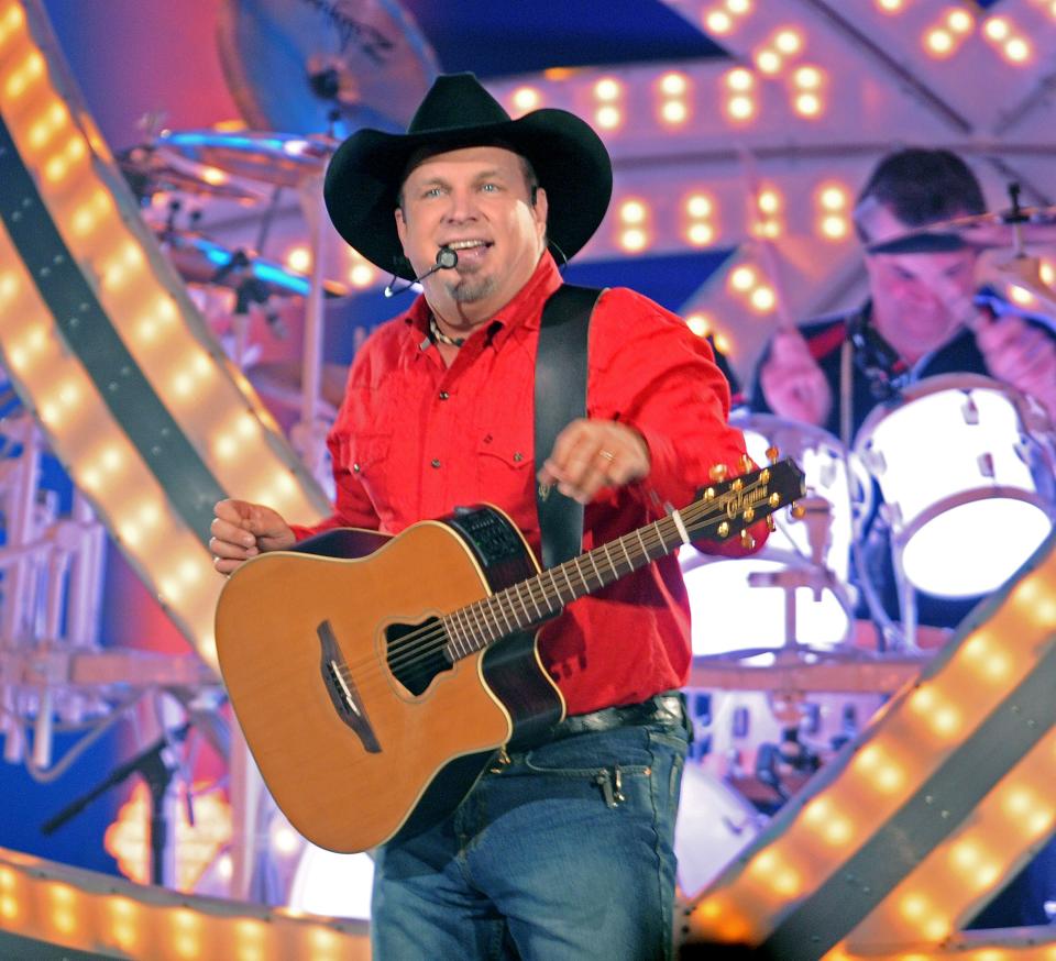 Country-pop singer Garth Brooks performs at the DCU Center on Feb. 26, 2016.