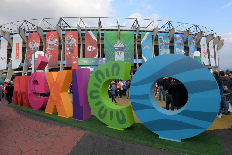 Inmediaciones del Estadio Azteca. Credit: Kirby Lee-USA TODAY Sports