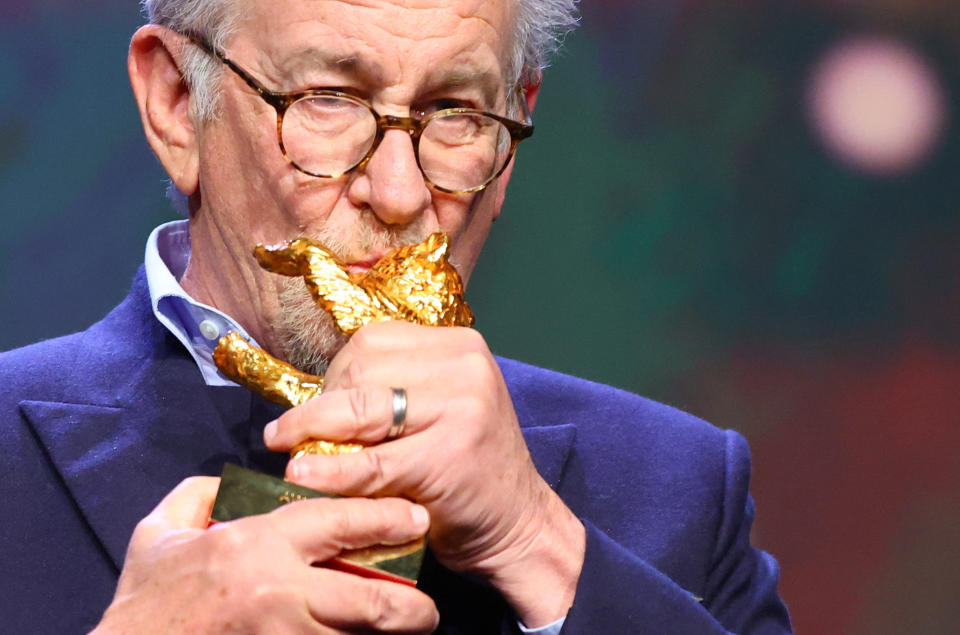 Director Steven Spielberg besa el premio del oso de oro por su Lifetime Achievement 73rd Berlinale International Film Festival en Berlin 2023. REUTERS/Fabrizio Bensch