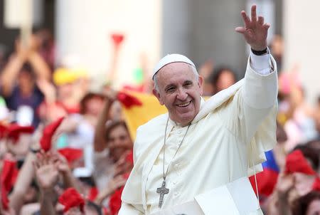 Pope Francis waves as he arrives to lead a special audience for members of the Renewal in the Holy Spirit movement in Saint Peter's square at the Vatican July 3, 2015. REUTERS/Alessandro Bianchi