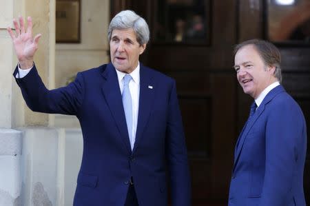 U.S. Secretary of State John Kerry (L) is met by Britain's Foreign Office minister Hugo Swire as he arrives at a summit on corruption at Lancaster House in central London, Britain, May 12, 2016. REUTERS/Paul Hackett