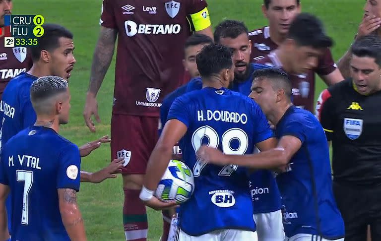 El incidente entre los dos jugadores de Cruzeiro en el partido ante Fluminense