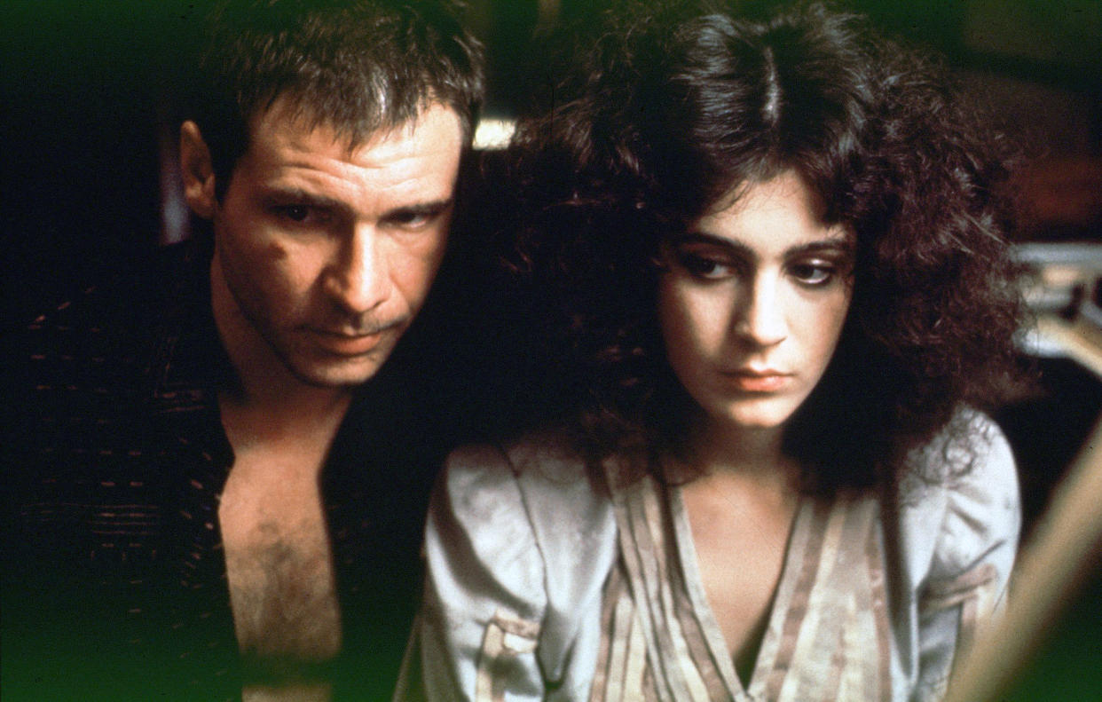 Harrison Ford y Sean Young en el set de 'Blade Runner', dirigida por Ridley Scott. (Foto de Sunset Boulevard/Corbis a través de Getty Images)