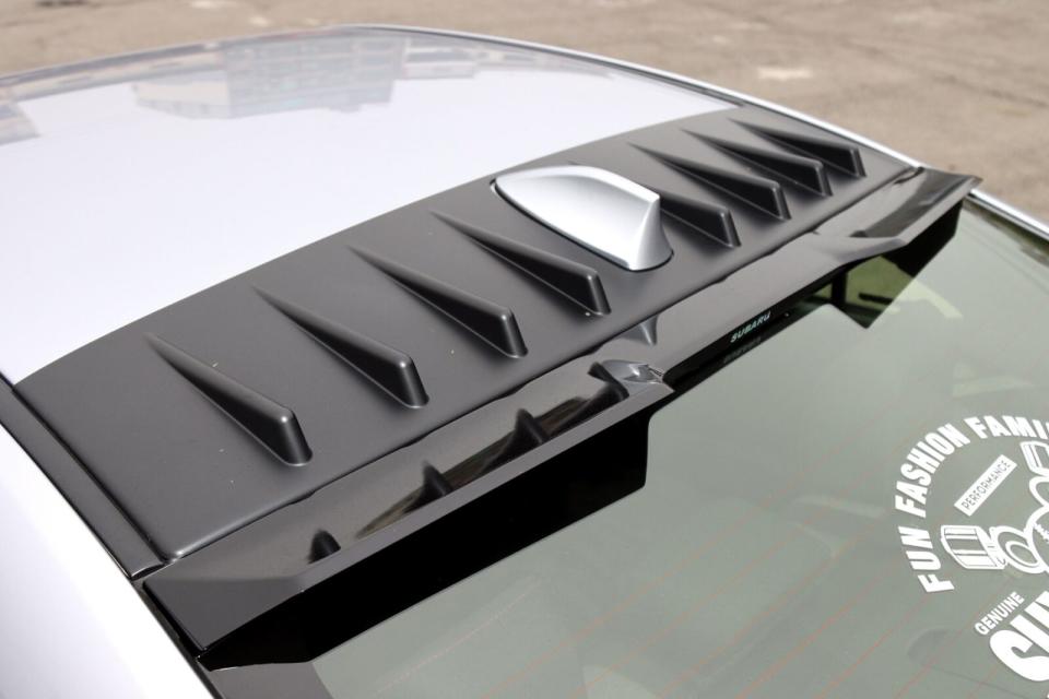 後車頂上可以看到車主也加裝上DMAKER推出的車頂鯊魚鰭天線蓋與DMAKER後窗頂翼，這兩項產品對於視覺上的強化效果，比想像中還要明顯。