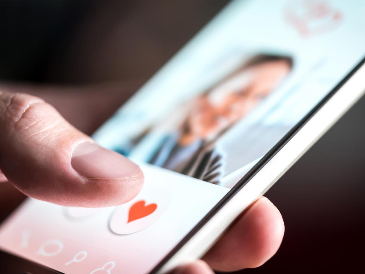 Unidentified online dating app on mobile (Getty/iStock)