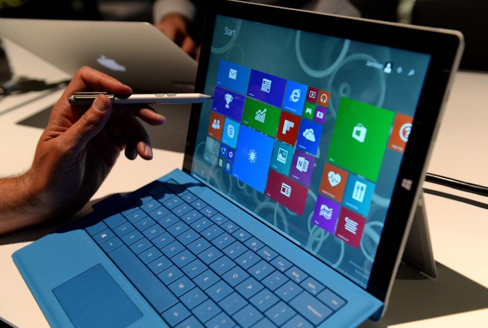 La Microsoft Surface Pro 3 contaba con un teclado físico desmontable y una pluma para escribir sobre la pantalla. Foto: STAN HONDA/AFP via Getty Images