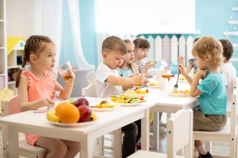 <a href="https://www.shutterstock.com/es/image-photo/group-children-eating-healthy-food-day-1307392855" rel="nofollow noopener" target="_blank" data-ylk="slk:Oksana Kuzmina / Shutterstock;elm:context_link;itc:0;sec:content-canvas" class="link ">Oksana Kuzmina / Shutterstock</a>