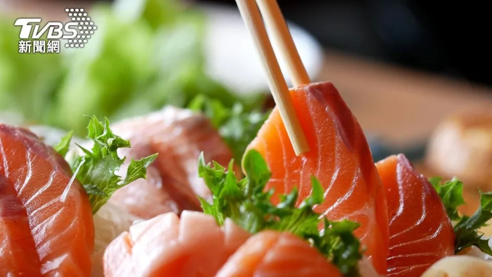 生魚片吃多對身體會造成負面影響。（示意圖／Shutterstock達志影像）