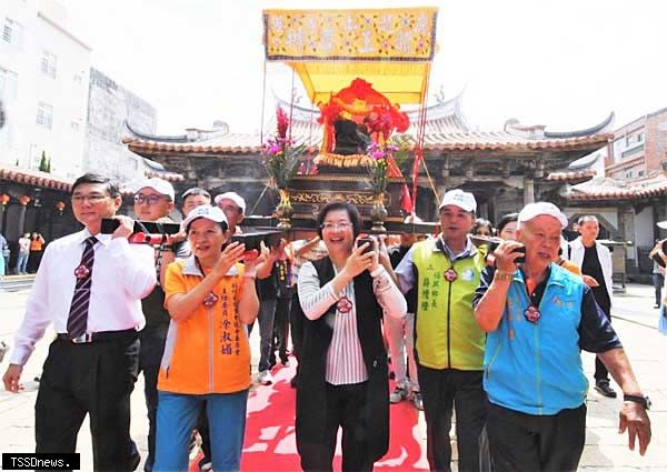 鹿港龍山寺恭請龍王尊神起駕，由縣內藝陣及表演團隊隨同龍舟繞境。（記者方一成攝）