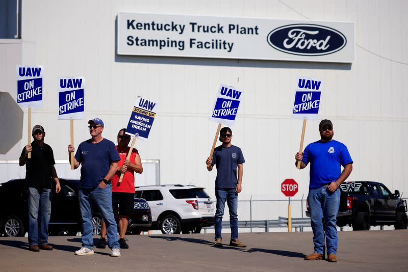 FILE PHOTO: United Auto Workers (UAW) union members picket outside Ford's Kentucky truck plant