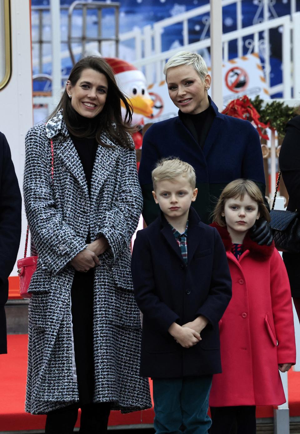 Charlotte Casiraghi und Prinzessin Charlene von Monaco mit Prince Jacques und Prinzessin Gabriella (Bild: AFP)