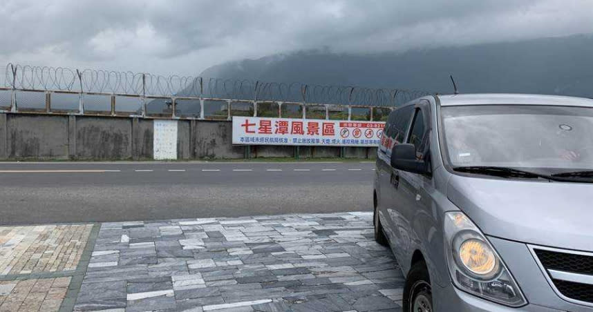 花蓮知名景點七星潭風景區，成了師生打野戰地點。（王志偉攝）