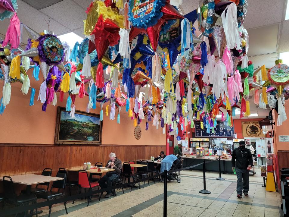 Las piñatas de Luis's taquería.