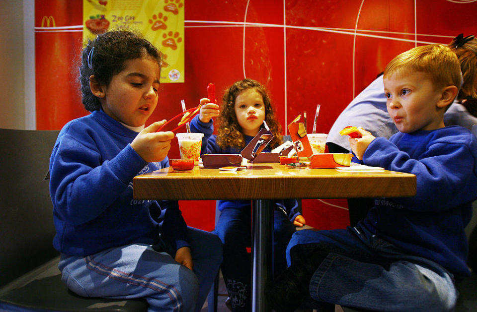 Foodwatch épingle les publicités qui poussent les enfants à la malbouffe, dans une enquête publiée ce mercredi 13 septembre. (image d’illustration, enfants au McDonald’s).