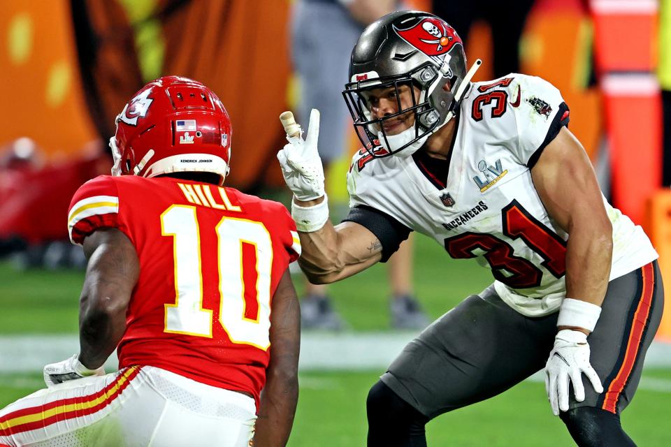 Antoine Winfield Jr. flashed a peace sign at Tyreek Hill during Super Bowl 55.