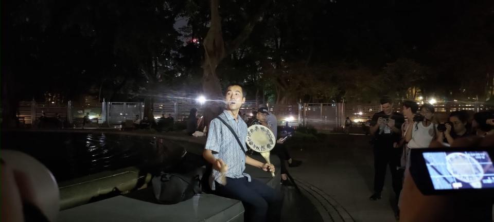 Japanese people played drums to mourn June 4th and were taken into tents by police for search