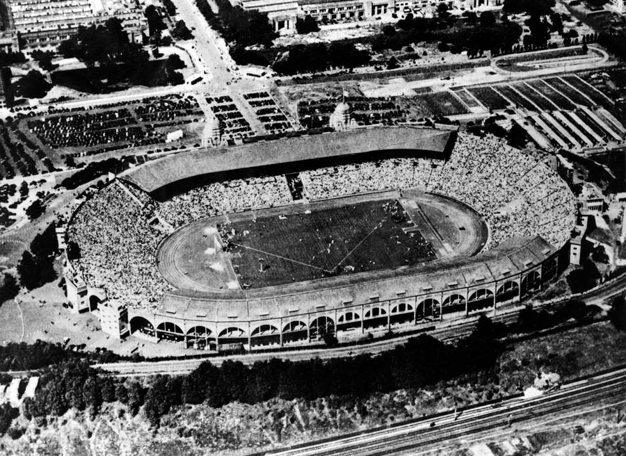 Das ursprüngliche Wembley Stadion wurde 1923 eröffnet und war mit 82.000 Plätzen das größte Stadion in England. Ursprünglich wurde das Stadion für die British Empire Exhibition - eine Kolonialausstellung - gebaut und kostete 750.000 Pfund