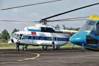 越南方面昨派出直升飛機等搜尋失蹤的馬航客機。（新華社）