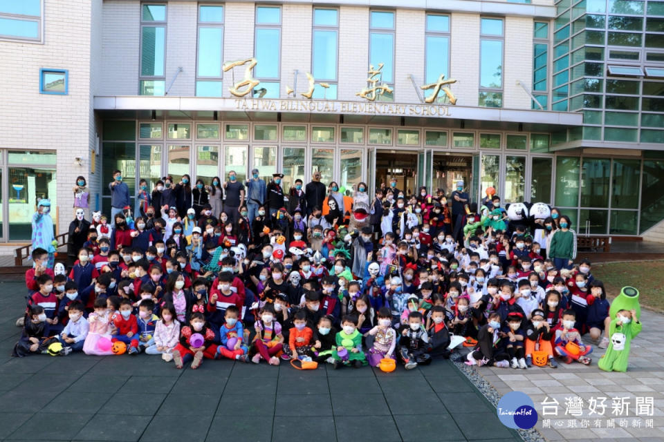 大華雙語小學將舉辦「萬聖節不給糖就搗蛋」全校遊行踩街活動，校園四處瀰漫濃厚的萬聖節氣氛。