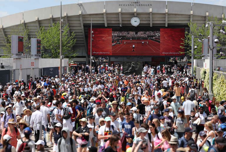 Como en otros tiempos, miles de visitantes recorrieron el sábado los pasillos de Roland Garros; aquí el acceso al Court Suzanne Lenglen