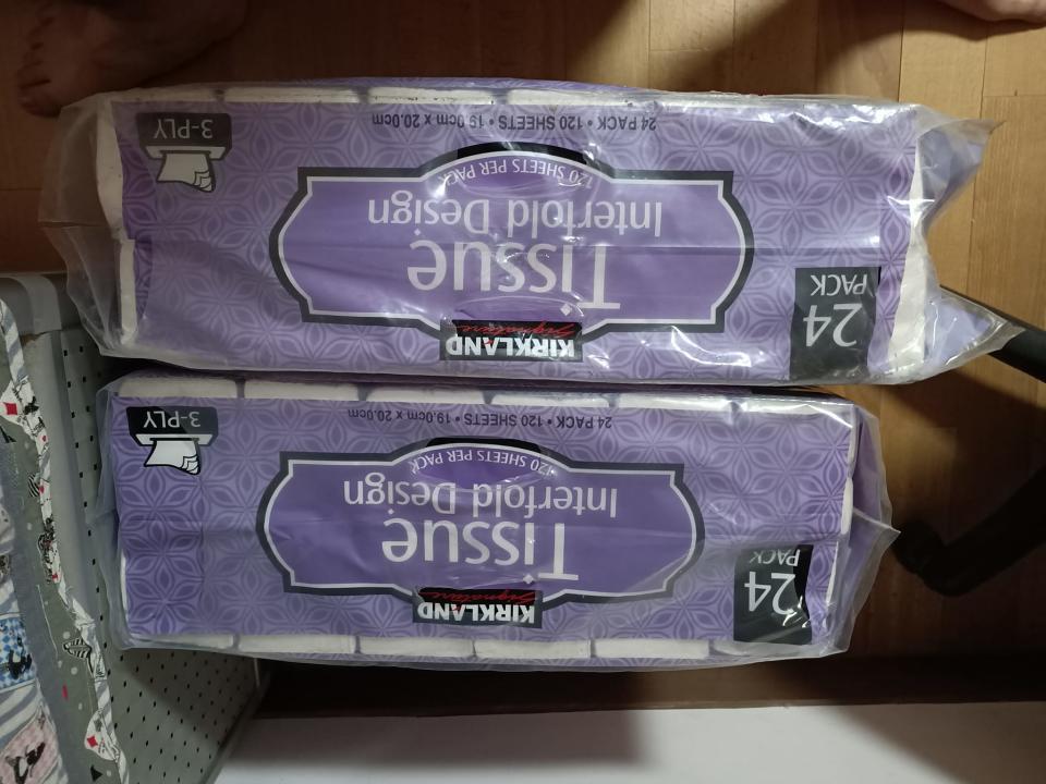 下層衛生紙明顯可見少了上層一截。（圖／翻攝自Costco好市多 商品經驗老實說臉書）