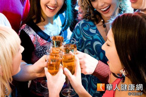 為了推廣少飲酒政策，蘇格蘭政府想出了讓民眾看看自己喝酒十年變成什麼模樣的app。