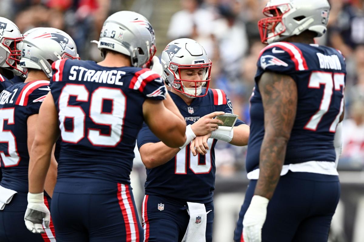 Mac Jones Has Quiet, Meaningful Supporter In Patriots Locker Room