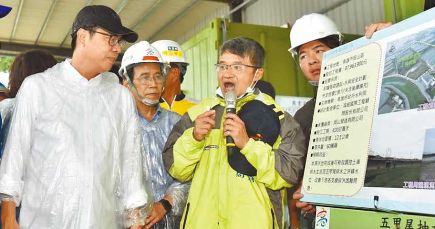 高雄市長陳其邁（左）26日視察岡山區五甲尾抽水站，聽取水利局簡報。（圖／林瑞益攝）