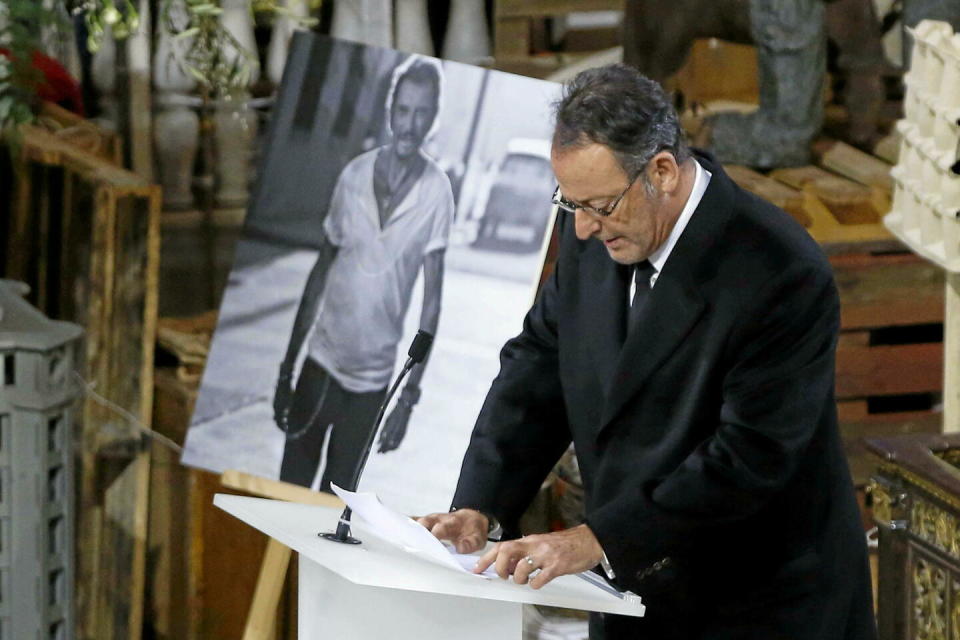 Fidèle parmi les fidèles de Johnny Hallyday, Jean Reno avait lu un poème de Prévert à la demande des filles du rockeur, Jade et Joy, lors de l'hommage populaire à l'église de La Madeleine.  - Credit:Thibault Camus - AP - Sipa