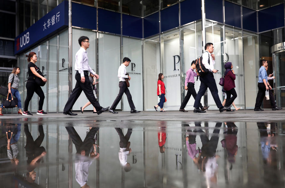 Office workers in Singapore’s central business district. (Photo:REUTERS/Edgar Su)