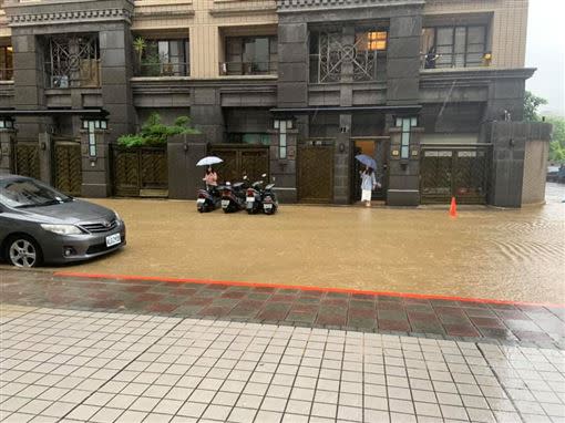 文山區路段出現泥流積水。（圖／翻攝自臉書社團）