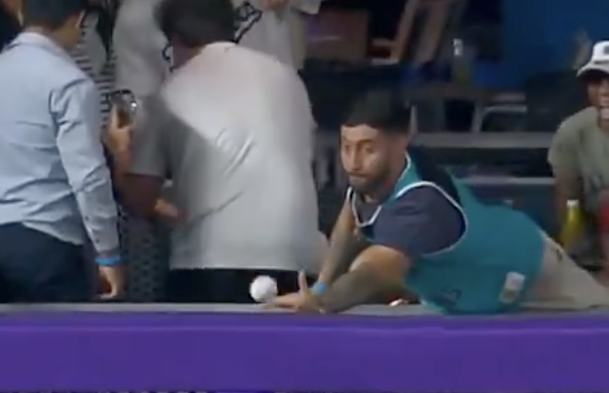 Marlins fan comes very close to hitting Shohei Ohtani’s 50th home run ball, which bounces out of reach