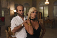 En esta imagen difundida por FX, Edgar Ramírez como Gianni Versace y Penélope Cruz como Donatella Versace en una escena de "The Assassination of Gianni Versace: American Crime Story". (Ray Mickshaw/FX vía AP)