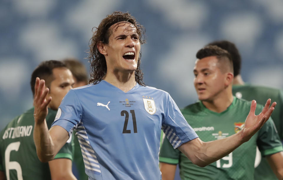 El atacante uruguayo Edinson Cavani gestica durante el partido contra Bolivia por la Copa América, el jueves 24 de junio de 2021, en Cuiabá, Brasil. (AP Foto/Andre Penner)