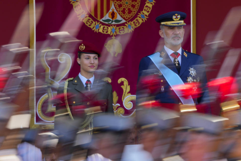 En esta imagen de archivo, la princesa Leonor y su padre, el rey Felipe VI de España, asisten al desfile militar por el Día de la Hispanidad, en Madrid, el 12 de octubre de 2023. (AP Foto/Manu Fernández, archivo)