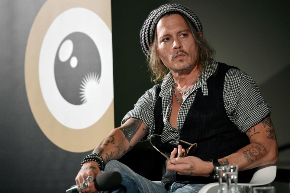 Genauso wild wie Johnny Depp selbst sind auch seine zahlreichen Tattoos. Auf dem Bild sieht man einige: Zum Beispiel den Kopf eines Indianerhäuptlings am rechten Oberarm, der seine Herkunft repräsentiert. Johnnys Großmutter war Cherokee-Indianerin. Auf dem linken Arm würdigt er seine Mutter Betty Sue in einem Herzen. Weitere Tattoos sind ... (Bild: Thomas Lohnes/Getty Images)