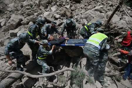 Chinese paramilitary police carry a survivor after an earthquake in Jiuzhaigou county, Ngawa prefecture, Sichuan province, China August 9, 2017. Chengdu Economic Daily/Wang Qin via REUTERS