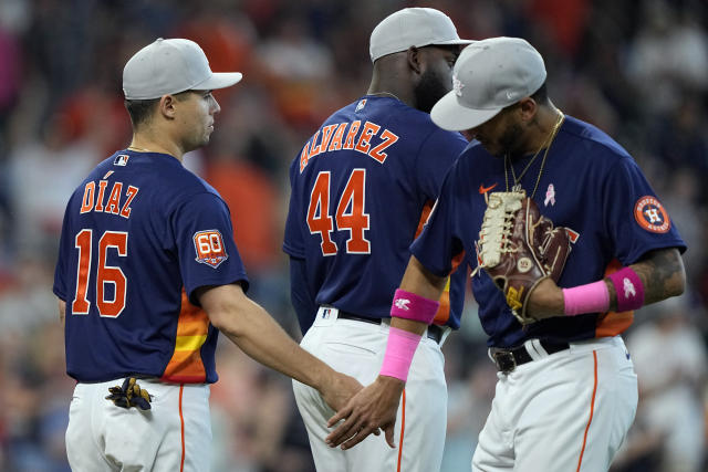 Astros moms throw out first pitch to their sons before Mother's Day game