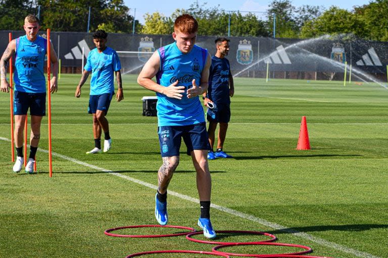 Valentín Barco, durante los entrenamientos del Sub 23 a las órdenes de Javier Mascherano en el predio Lionel Andrés Messi, de Ezeiza